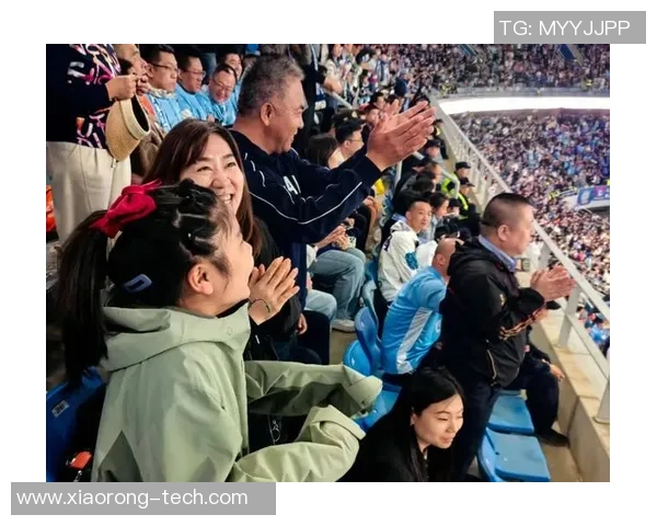 足球巨星赛场外温情一幕亲自护送小球童温暖全场观众